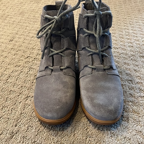 Sorel Evie Grey Suede Wedge Lace-up Ankle Waterproof Bootie. EUC 6.5 - Picture 2 of 8